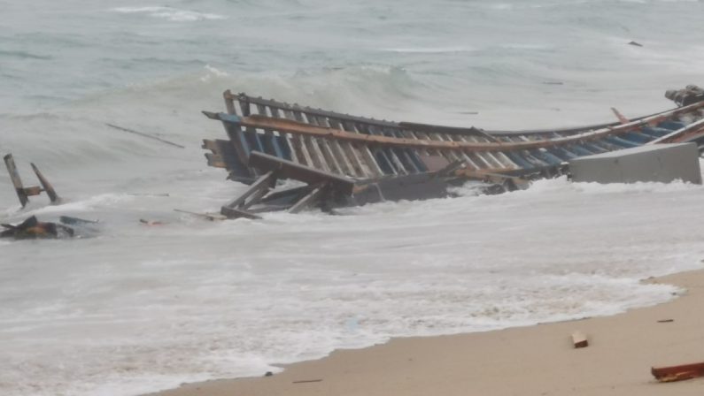 Strage di Cutro, gli scafisti pretendevano i pagamenti giunti sotto costa