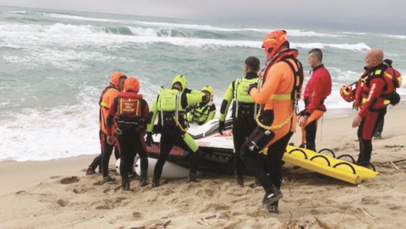 Ancora corpi: il mare restituisce due adulti e un bambino. Le vittime sono 79