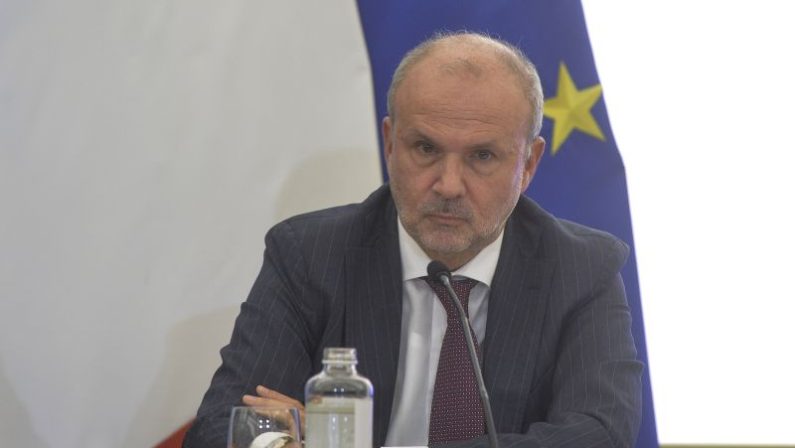 Fumo, Schillaci “Leggerò la bozza, non toccheremo libertà individuali”