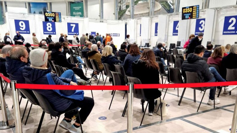 Covid, in una settimana 23.988 nuovi casi e 216 decessi