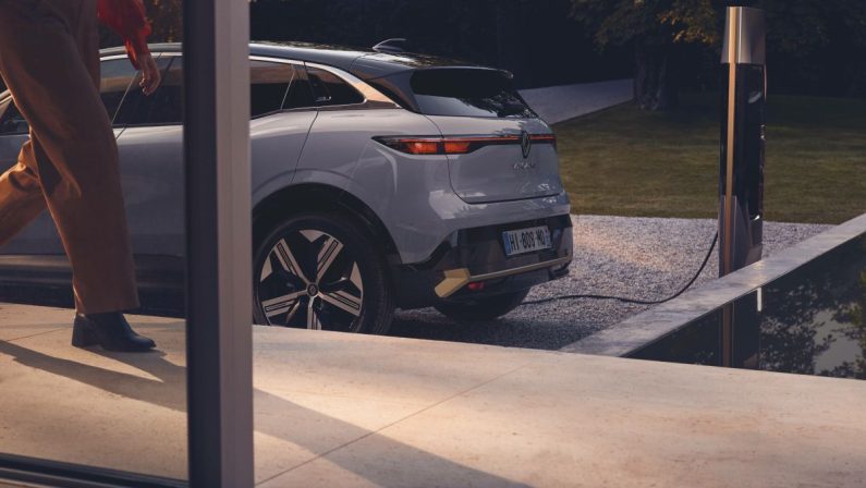 Renault lancia app “Plug Inn” per trovare punti di ricarica privati