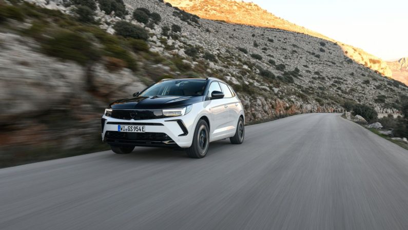 Il Grandland Opel diventa GSe, il C-Suv ibrido vola a 235 km/h