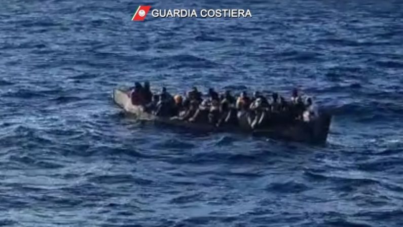 Migranti, in 24 ore sbarchi senza sosta tra Sicilia e Calabria