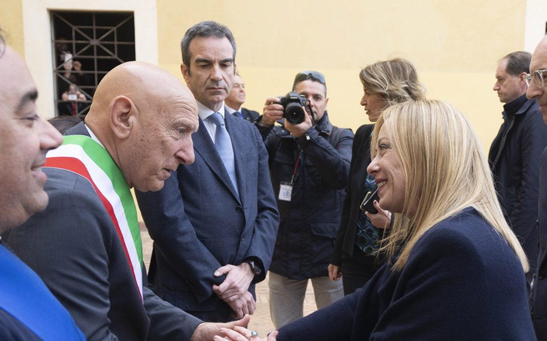 Il sindaco di Cutro Antonio Ceraso accoglie la premier Giorgia Meloni. Sullo sfondo il presidente della Regione Roberto Occhiuto