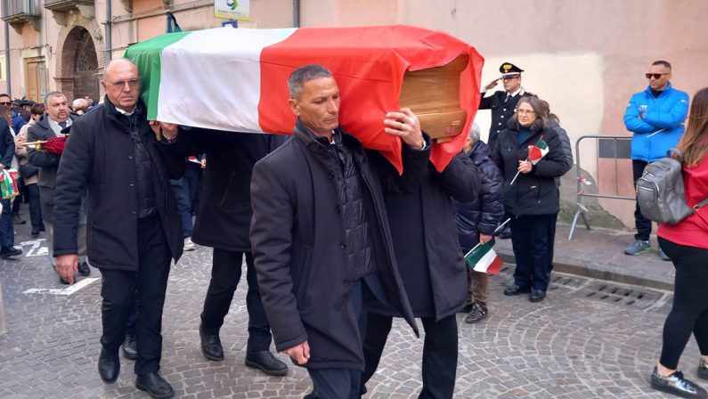 Tragedia di Guidonia, folla e commozione per l'ultimo saluto al pilota eroe lucano