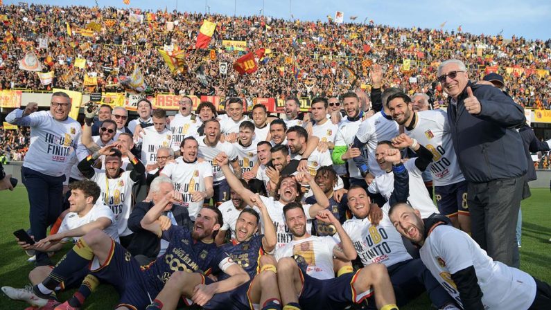Catanzaro, esplode la festa: dopo 17 anni torna in Serie B