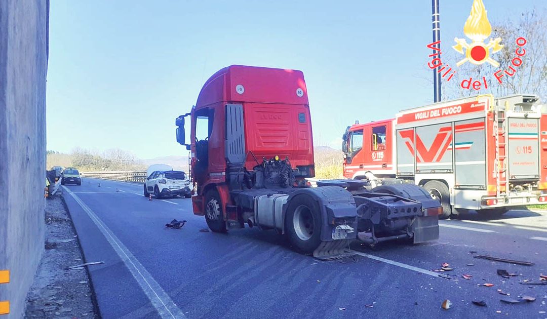 Scontro mortale sull’A2 nel Cosentino, 1 morto e 4 feriti