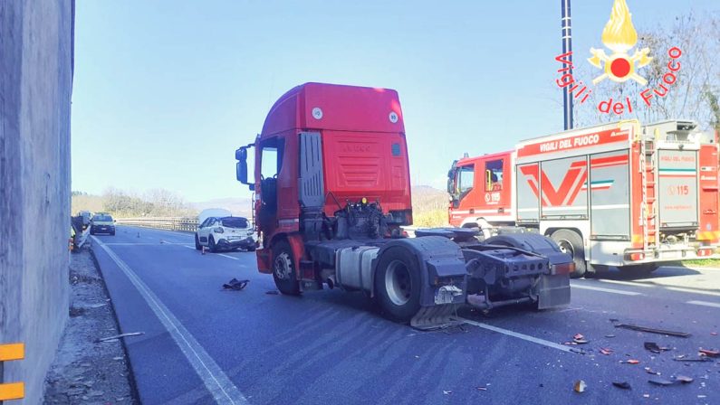 Scontro mortale sull'A2 nel Cosentino, 1 morto e 4 feriti