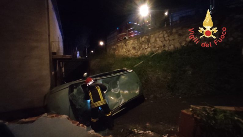 Incidente nel Cosentino: sbanda e cade con l'auto da circa 4 metri