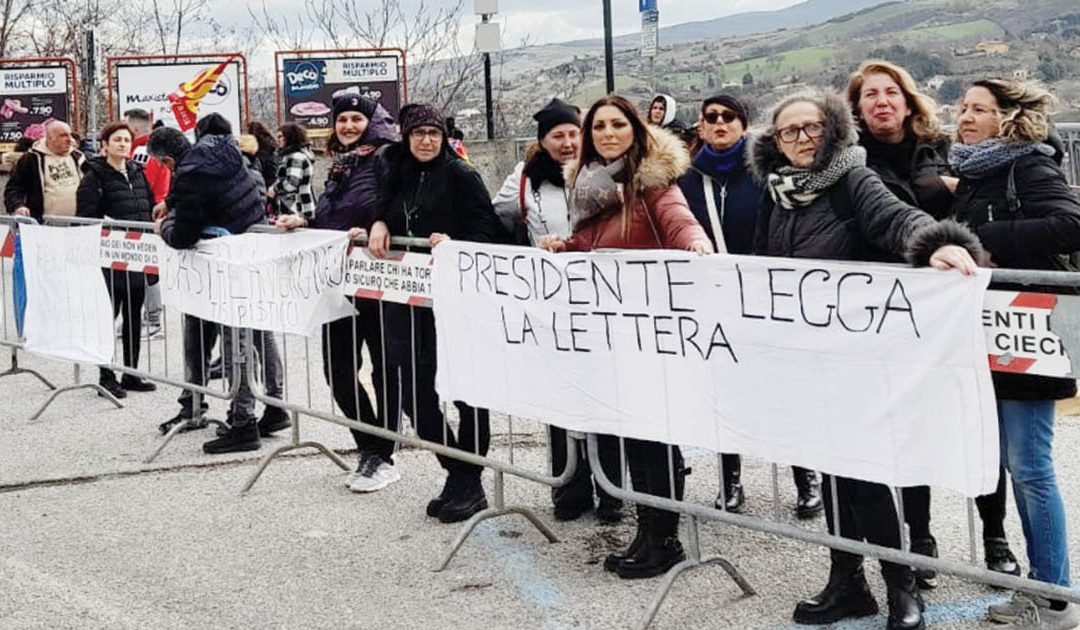 La protesta dei lavoratori: «Mattarella intervenga per regolarizzarci»
