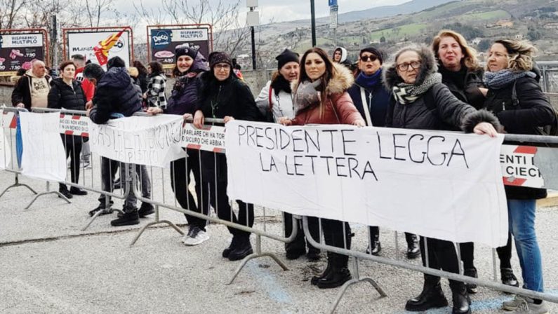 La protesta dei lavoratori: «Mattarella intervenga per regolarizzarci»