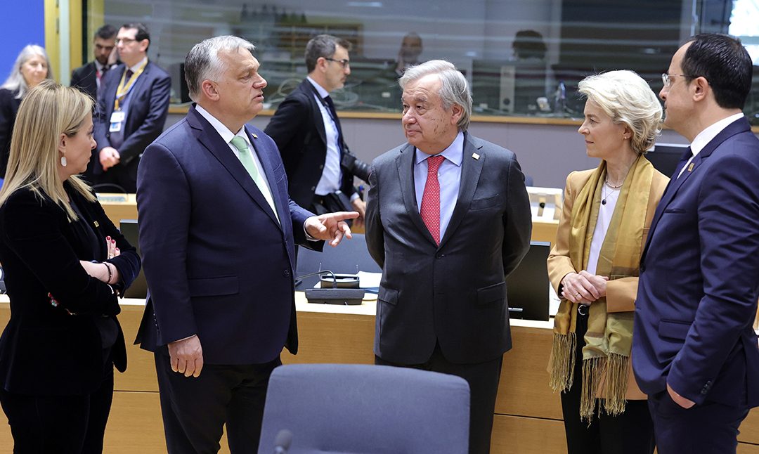 Giorgia Meloni (la prima a sinistra) al Consiglio europeo