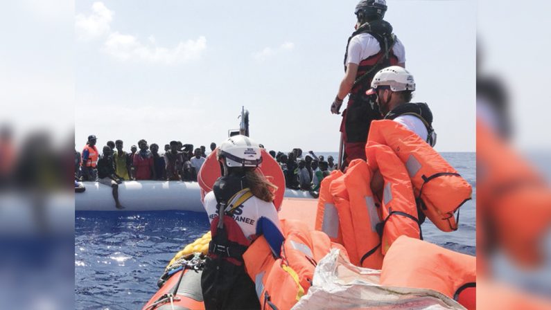 Migranti, gli scafisti insistono, assalto all’Italia, la Guardia Costiera salva 1.800 persone