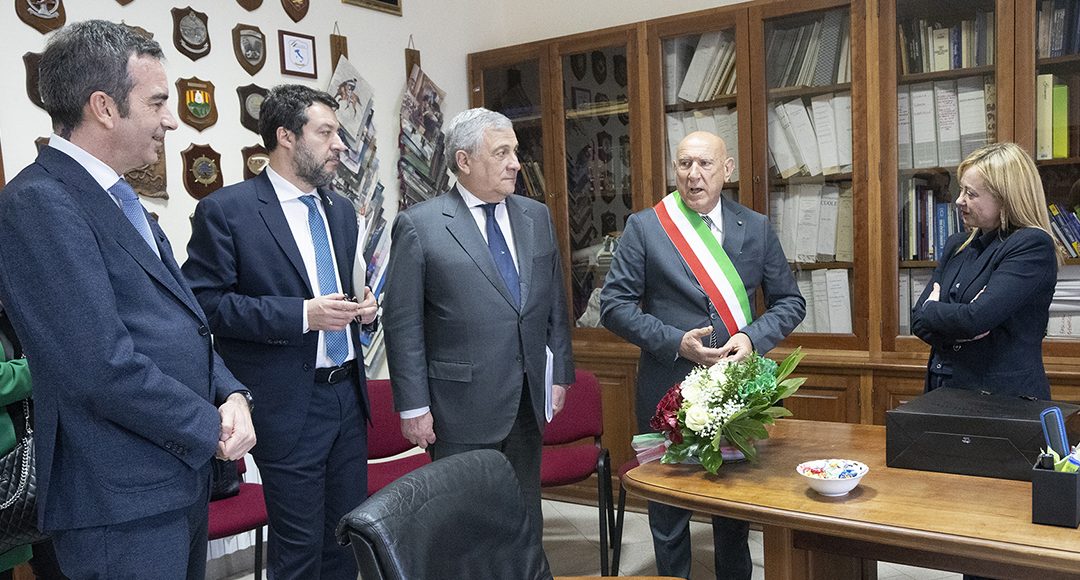 I ministri Salvini e Tajani, la premer Giorgia Meloni e il presidente della Regione Occhiuto insieme al sindaco di Cutro Ceraso