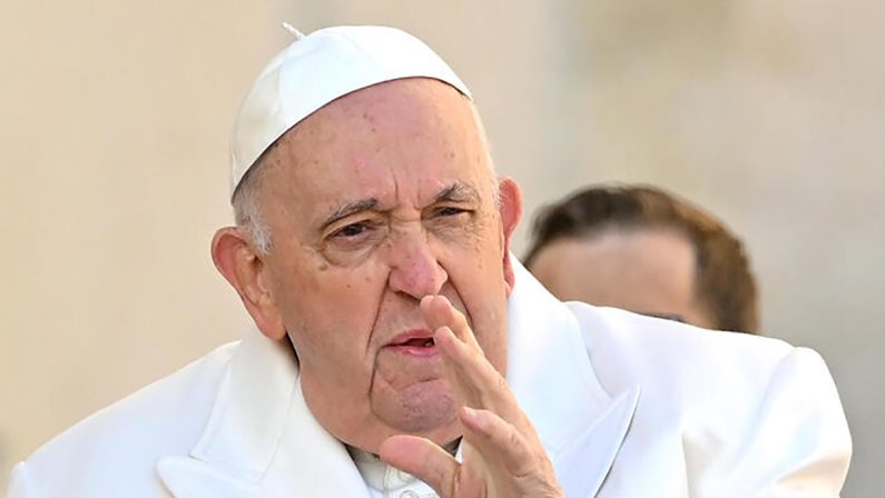 Papa Francesco ricoverato al "Gemelli": «Controlli programmati»