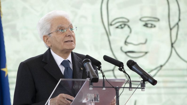 Mattarella a Casal di Principe ricorda don Diana e Caponnetto: «I mafiosi temono più la scuola dei giudici»