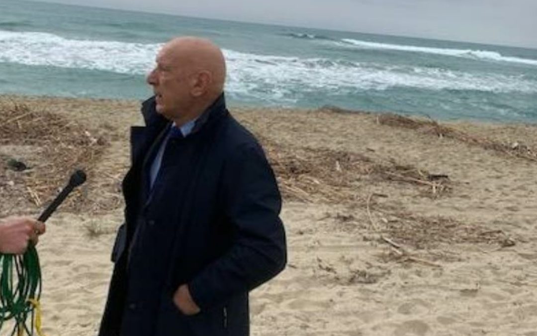 Antonio Ceraso sulla spiaggia di Steccato di Cutro