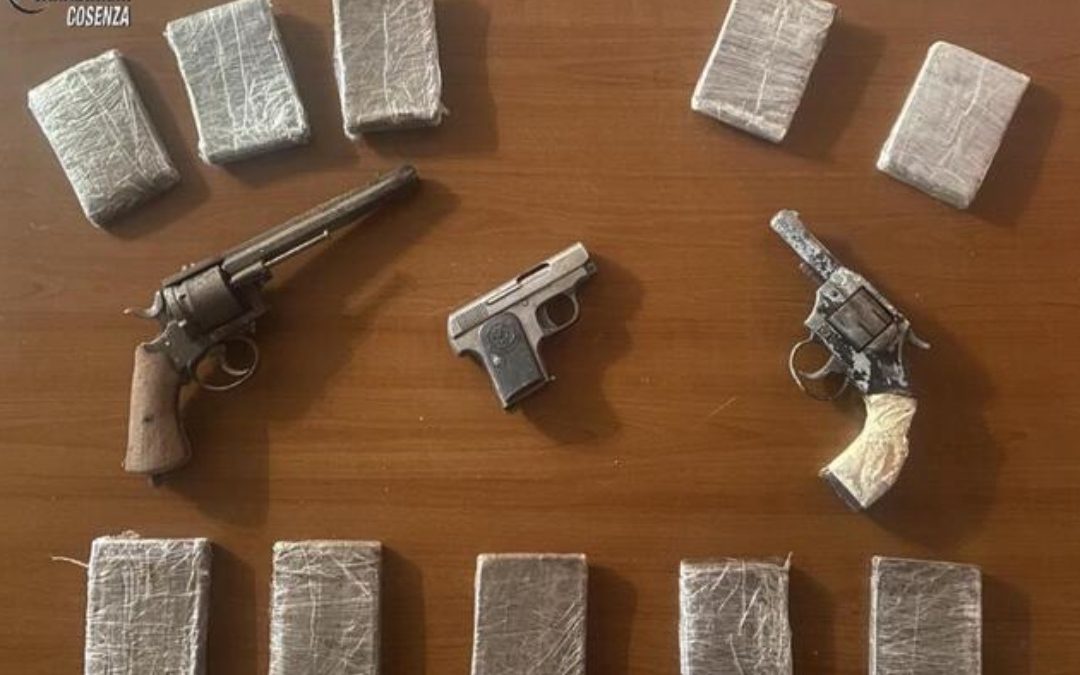 Le armi e la droga sequestrate a Cosenza