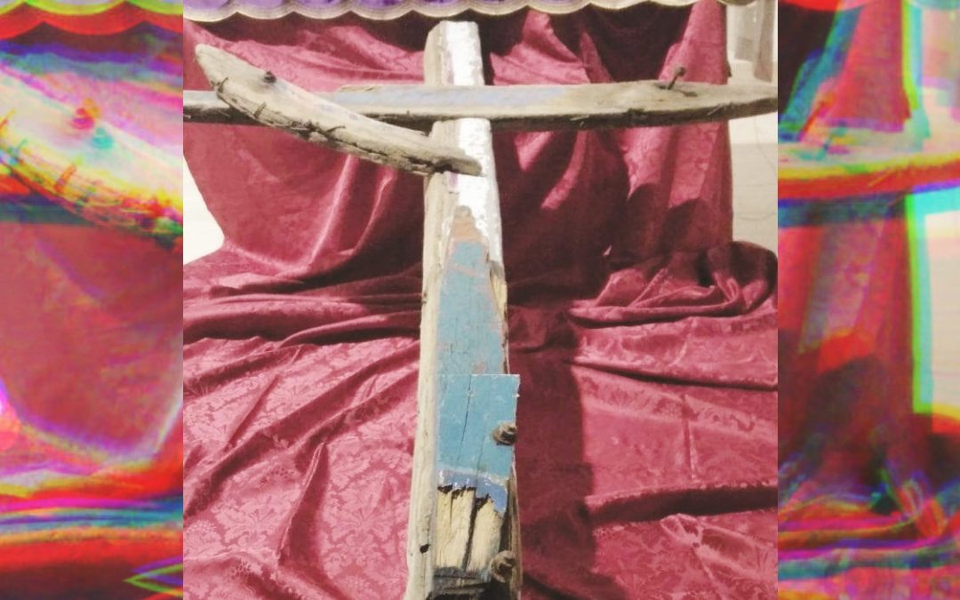 La croce realizzata con i resti del barcone