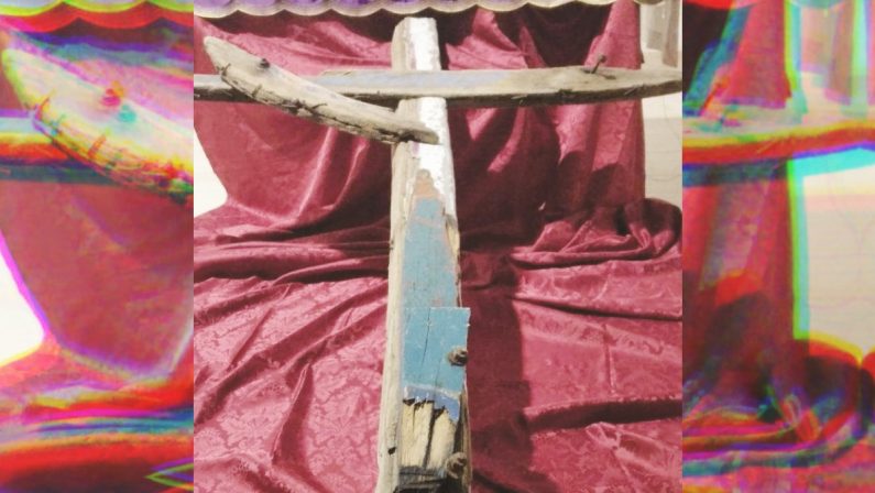 La croce realizzata con i resti del barcone alla Via crucis di Steccato