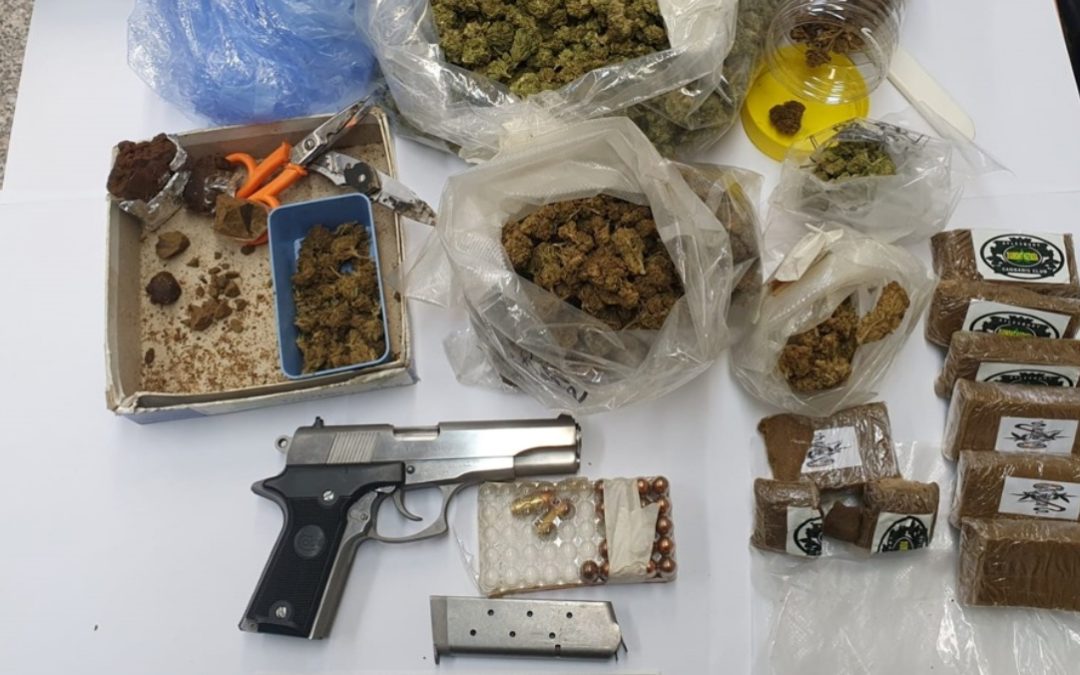 La droga e la pistola sequestrate