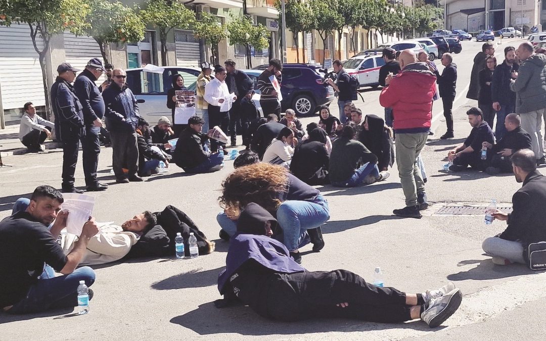 La protesta dei familiari delle vittime