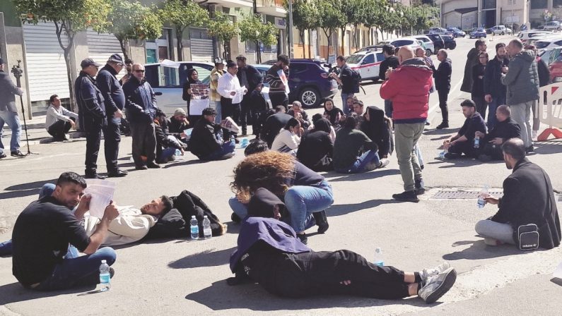 Crotone, i familiari delle vittime del naufragio bloccano i carri funebri