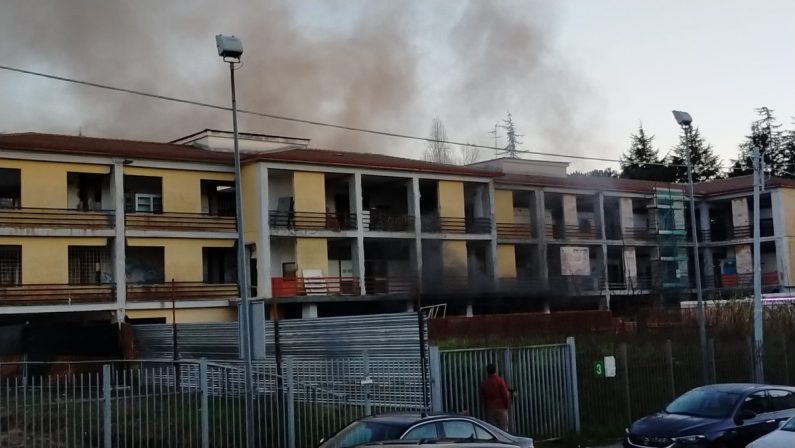 Incendio alla scuola Murmura di Vibo