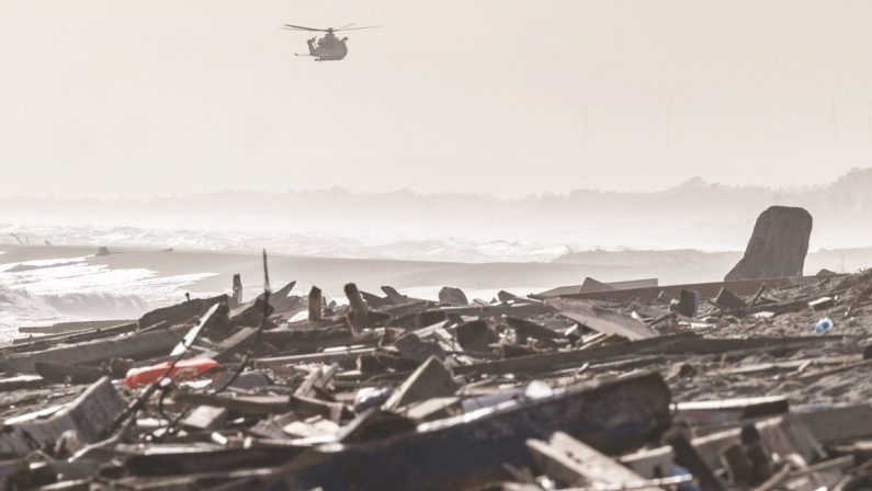 Strage di Cutro, c'era un elicottero. La Guardia costiera nega