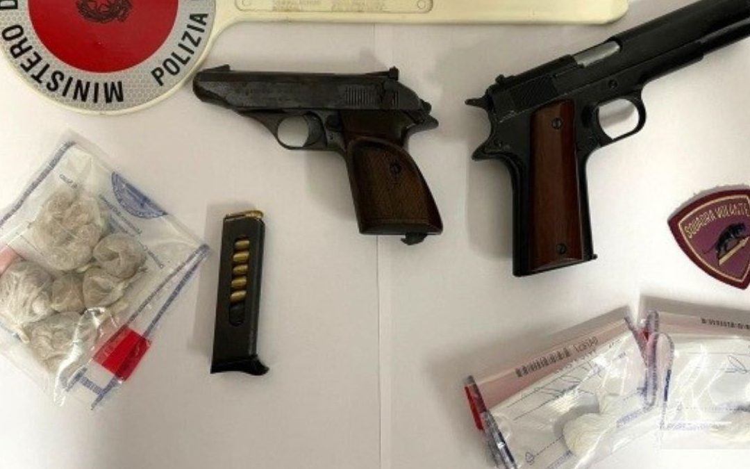 Le pistole e la droga sequestrate dalla Polizia a Crotone