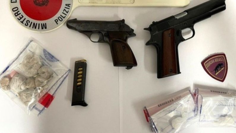 Crotone, due pistole nascoste in un sacco sequestrate dalla Polizia