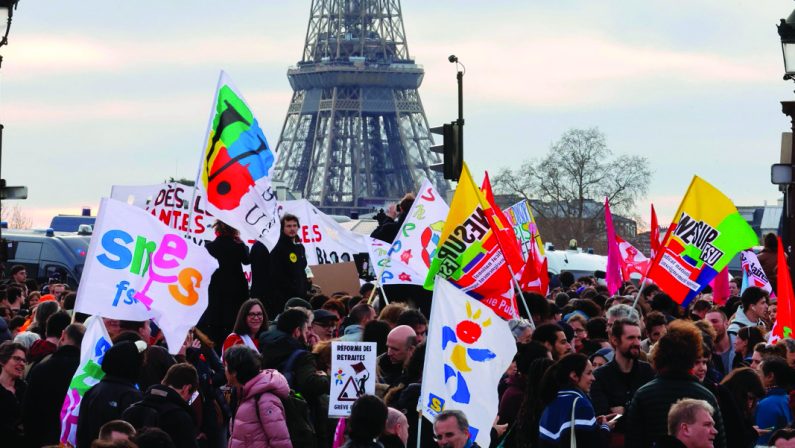 PENSIONI, IN FRANCIA RIESPLODE IL POPULISMO. POLITICA IN CRISI, AVVERTIMENTO PER L’ITALIA