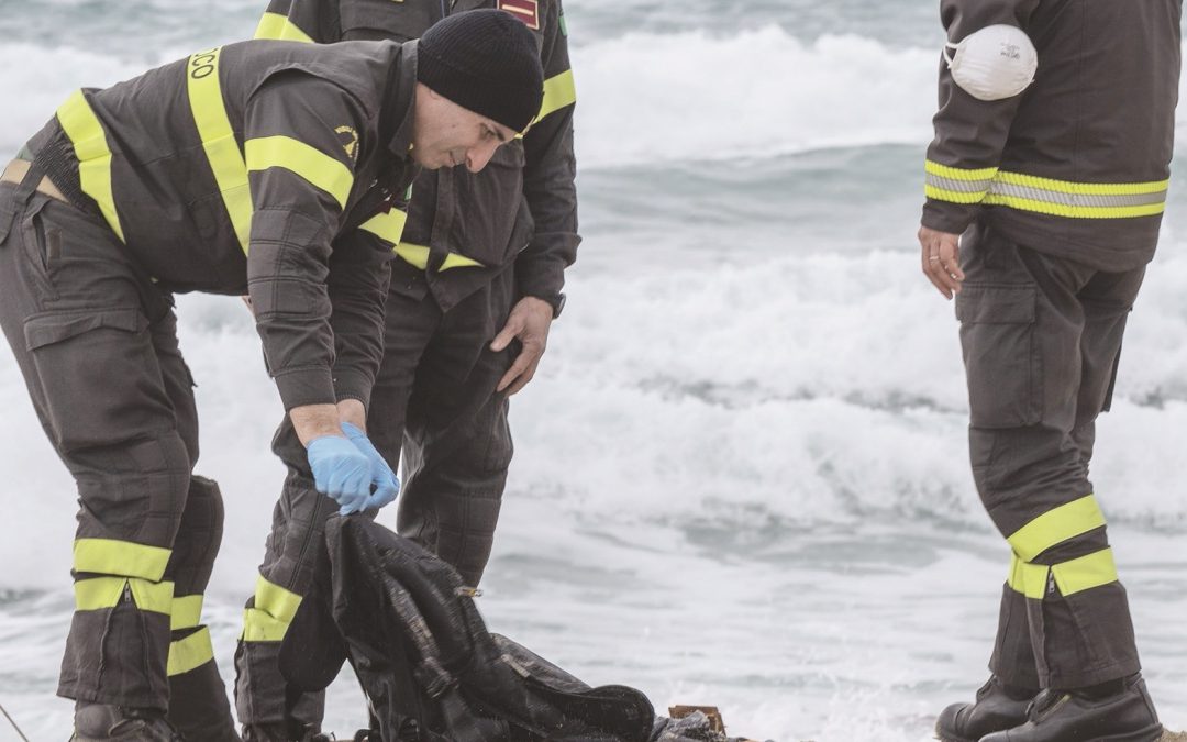 Soccorritori sulla spiaggia di Steccato di Cutro