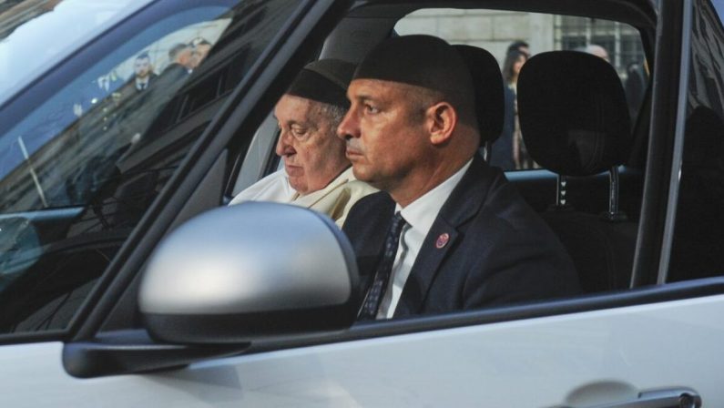 Papa Francesco dimesso dall’ospedale Gemelli: «Sono ancora vivo»