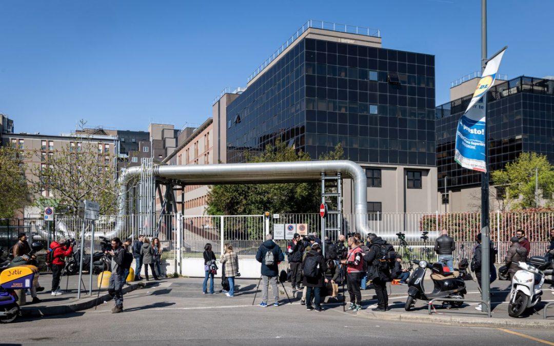 Seconda notte in ospedale per Berlusconi, Tajani “Reagisce alle cure”