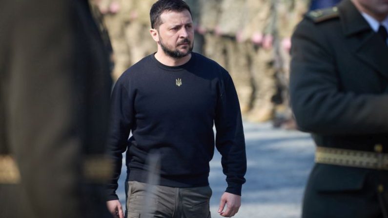 Ucraina, Zelensky “Il mondo reagisca sulla decapitazione dei soldati”