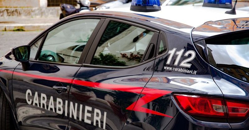 Minaccia passanti con un kalashnikov, arrestato 25enne nel Brindisino