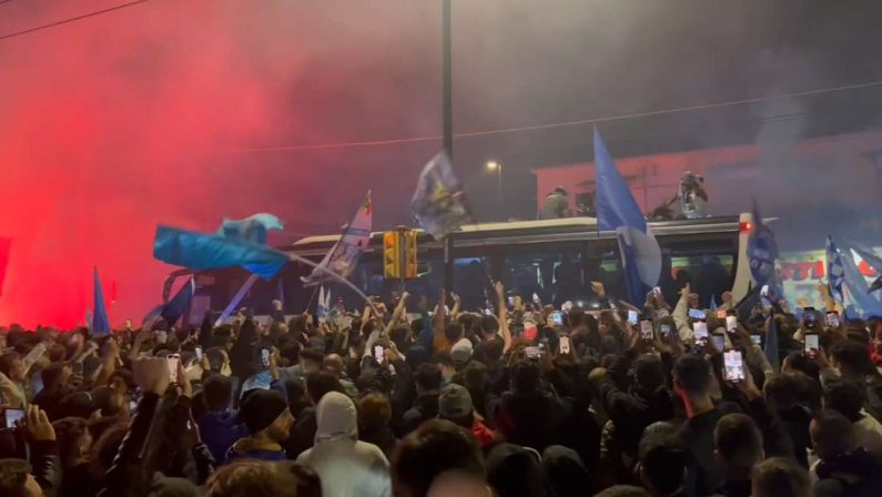 Serie A, a Napoli notte di tripudio: in migliaia in strada per gli azzurri