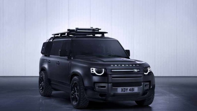 La famiglia Defender cresce con la lussuosa 130 Outbound