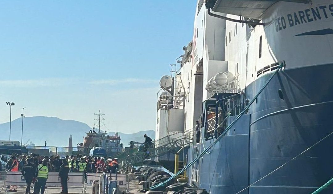 La nave Geo Barents è giunta a Napoli per lo sbarco di 75 migranti