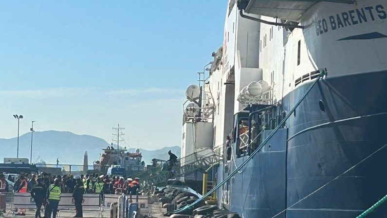 La nave Geo Barents è giunta a Napoli per lo sbarco di 75 migranti