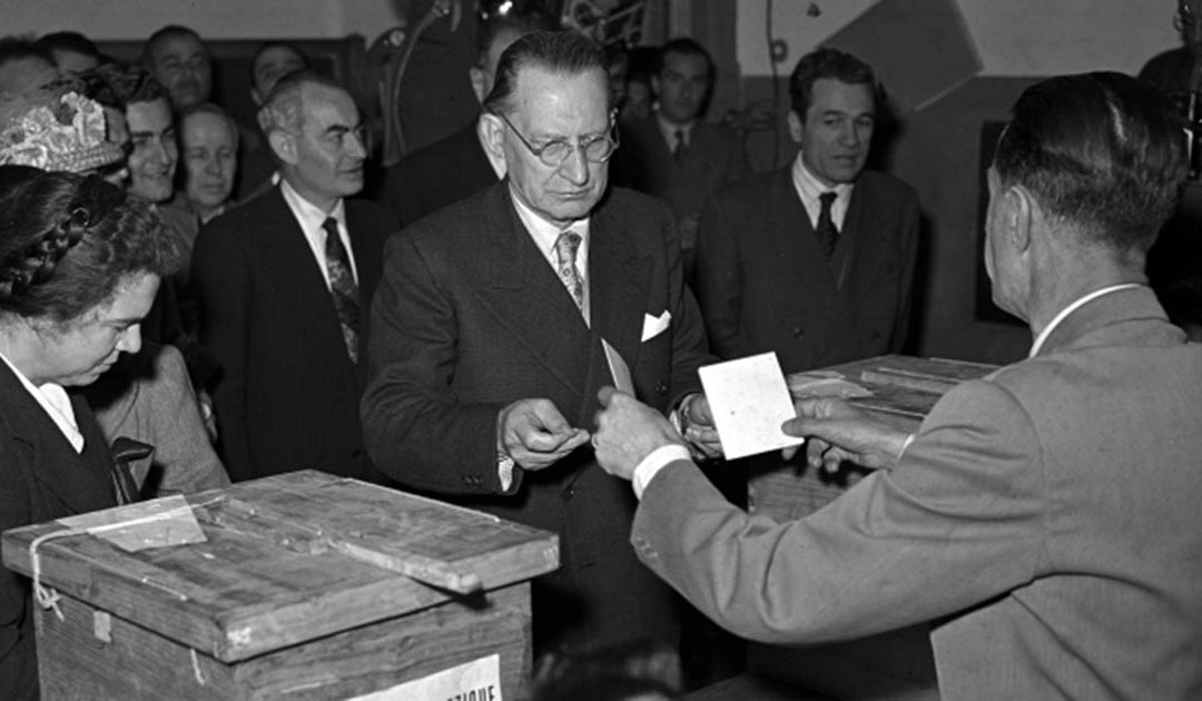 Alcide De Gasperi al voto il 18 aprile 1948 (foto Istituto Luce)