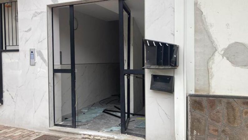 Escalation inquietante nel Salernitano, bombe carta contro le case di due sindaci