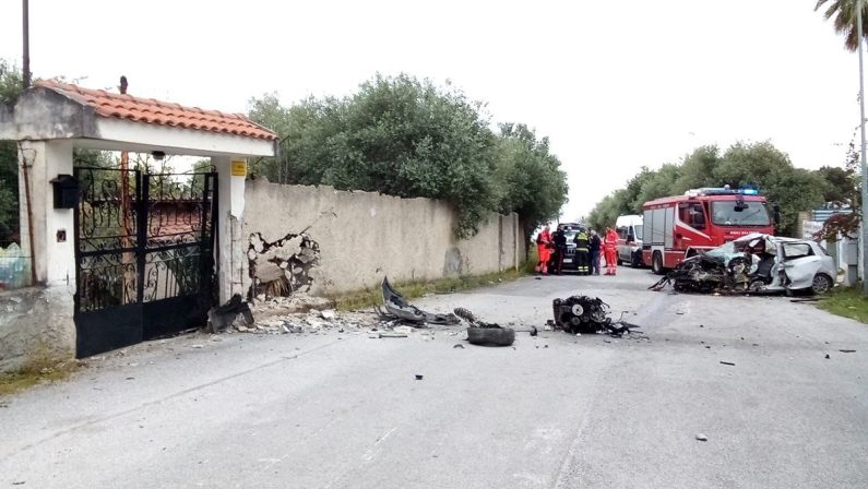 Sbanda con l'auto e finisce contro un muro: morto un giovane del Vibonese