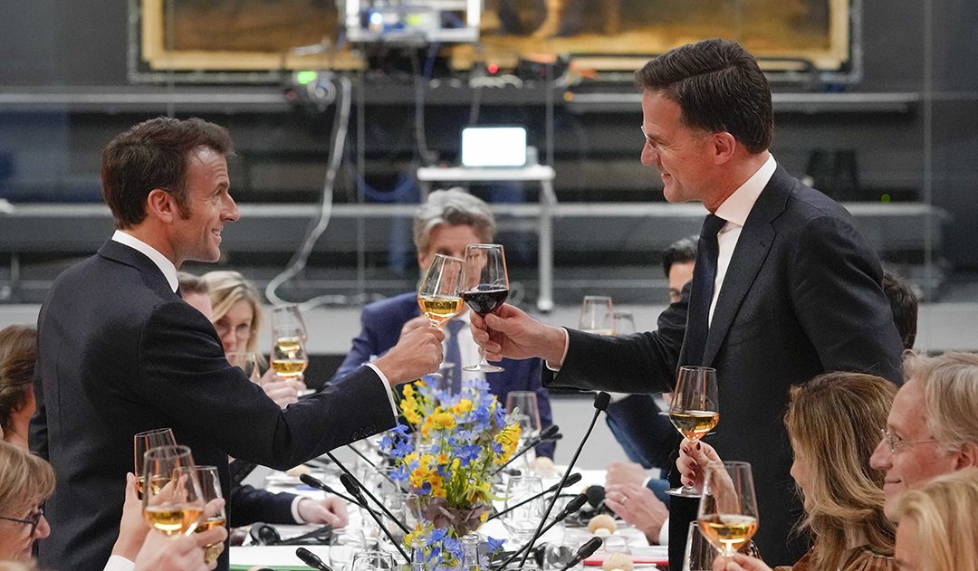 Brindisi tra il presidente francese Macron e il primo ministro olandese Mark Rutte