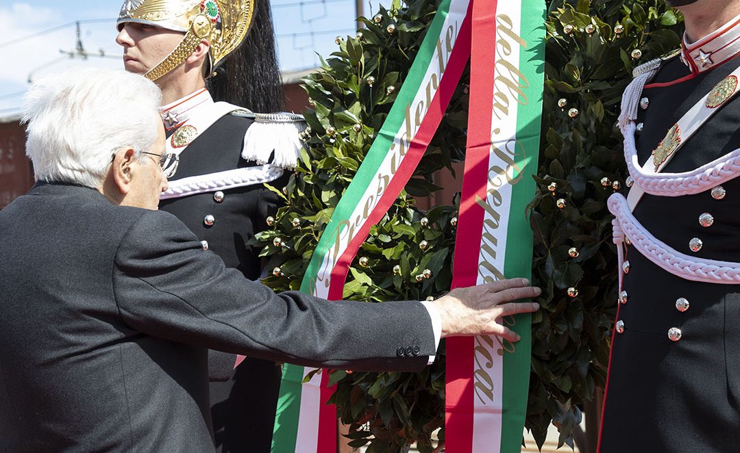 Il presidente Sergio Mattarella a Borgo San Dalmazzo, depone una corona d’alloro, presso il Memoriale della Deportazione