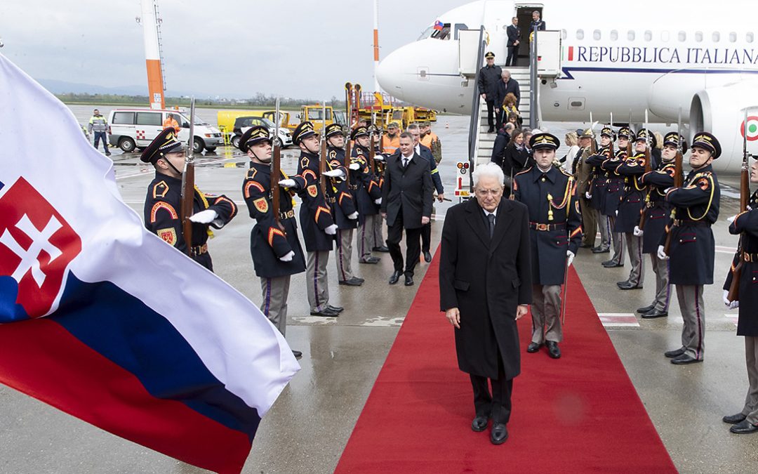 Il presidente Sergio Mattarella al suo arrivo a Bratislava
