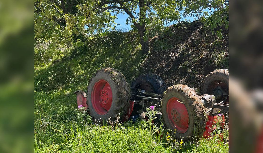 Tragedia del lavoro a Vibo, si ribalta il trattore morto agricoltore