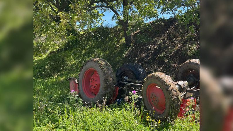 Tragedia del lavoro a Vibo, si ribalta il trattore morto agricoltore