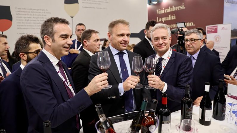 Occhiuto al Vinitaly: «L'Ue tuteli il settore vitivinicolo»